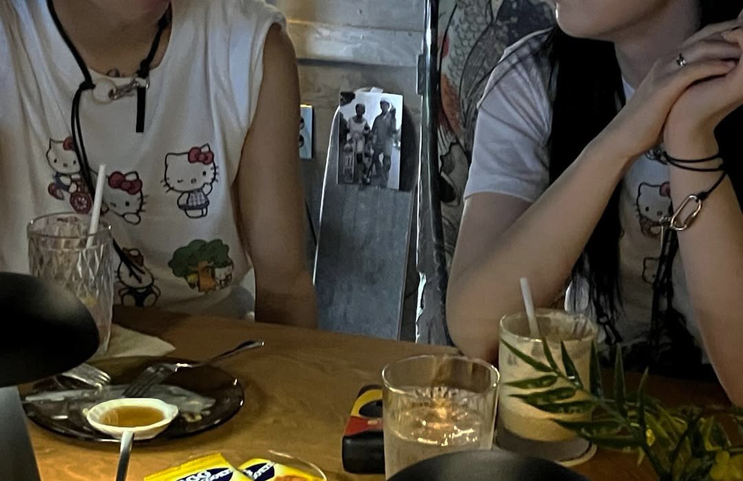 가까이 앉아 나누는 겹담